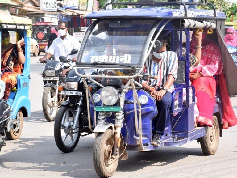 दिनदहाड़े ‘लूट’ का शिकार हो रहे सैलानी, धरातल पर हालात भयावह, ई-रिक्शा के लिए न रूट फिक्स, न किराया