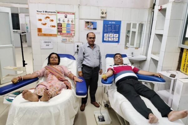 DDU : चिकित्सक व उनकी पत्नी ने किडनी की बीमारी से ग्रसित व्यक्ति के लिए किया रक्तदान