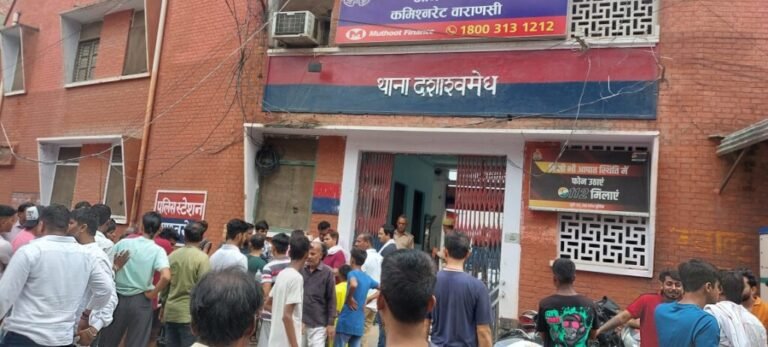 विश्वनाथ धाम के येलो जोन में फायरिंग, 3 जख्मी, भाग रहे एक हमलावर को पीटने के बाद लोगों ने किया पुलिस के हवाले