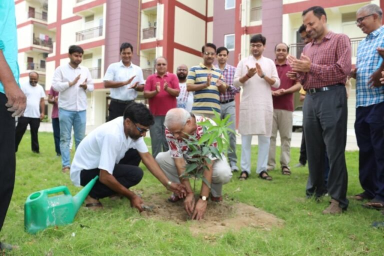 IIT-BHU के बारहवें स्थापना दिवस पर किया गया वृक्षारोपण