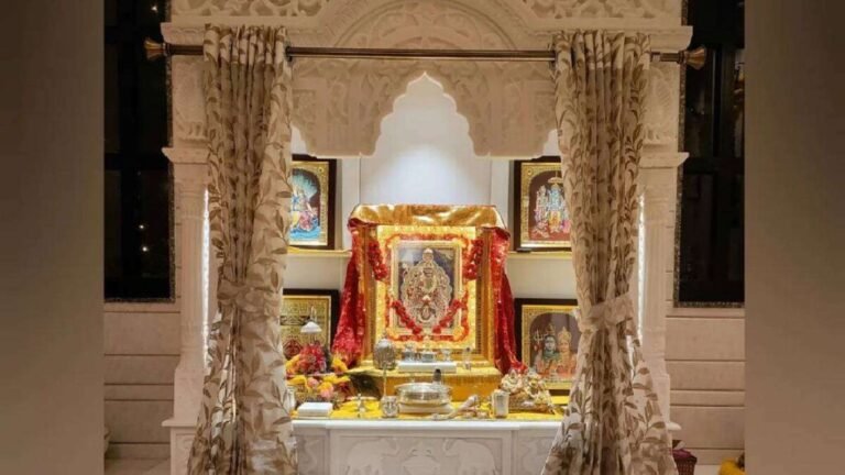 भगवान को भोग लगाते समय क्यों किया जाता है पर्दा? जानें इसके पीछे का कारण और महत्व