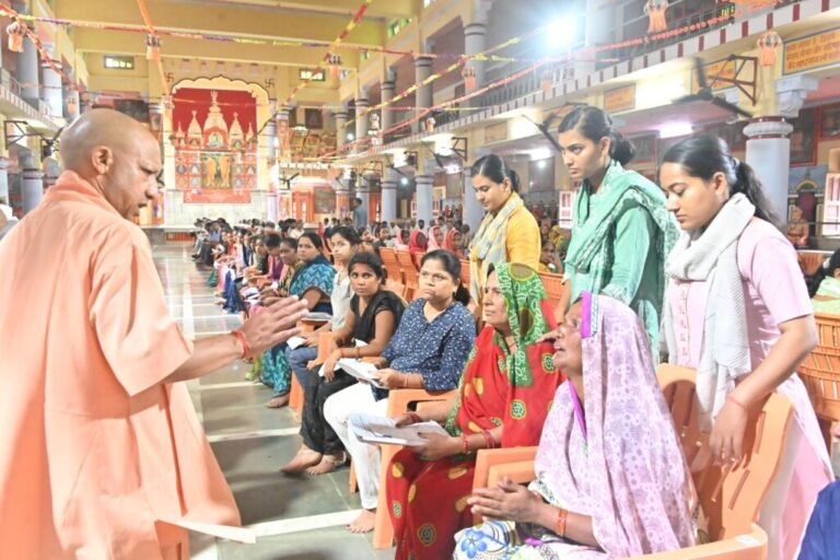 जनता दर्शन: CM योगी ने दी चेतावनी, किसी भी दशा में बख्शे न जाएं जमीन कब्जाने वाले