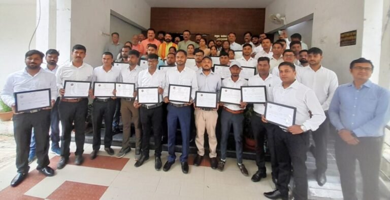 कमिश्नर सभागार में मंत्री-विधायक ने लेखपालों को दिए नियुक्ति-पत्र, CM योगी ने वर्चुअली दी बधाई