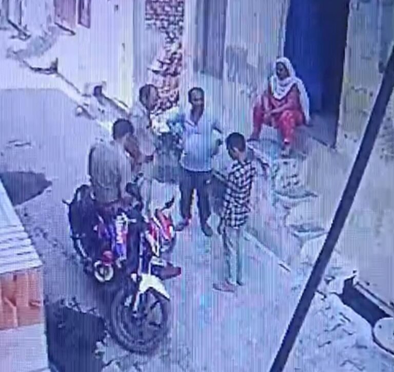 सरकारी स्कूल में कक्षा 8 का छात्र अपने बैग में तमंचा रखकर लाया